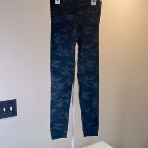 SPANX leggings SZ LG EUC gray/ blue green camo perfect condition